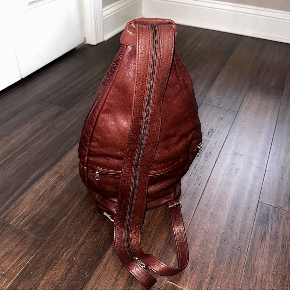 VINTAGE 90’s Paul and Taylor Brown Leather Large Sling Backpack Unisex - Picture 9 of 15
